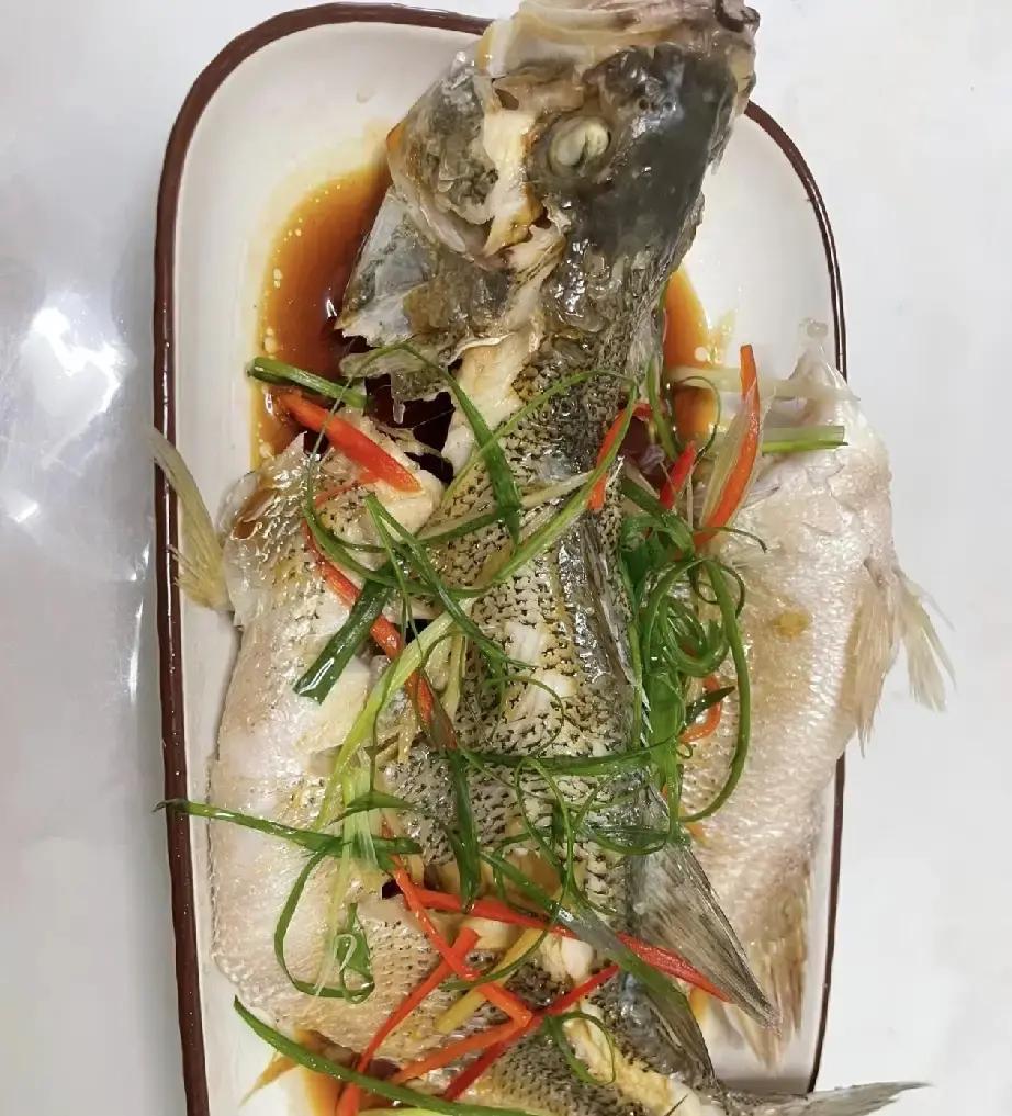 今天去哥哥家，我提前准备了500元钱，想背着老公悄悄给老妈，结果看见老妈炒的四个