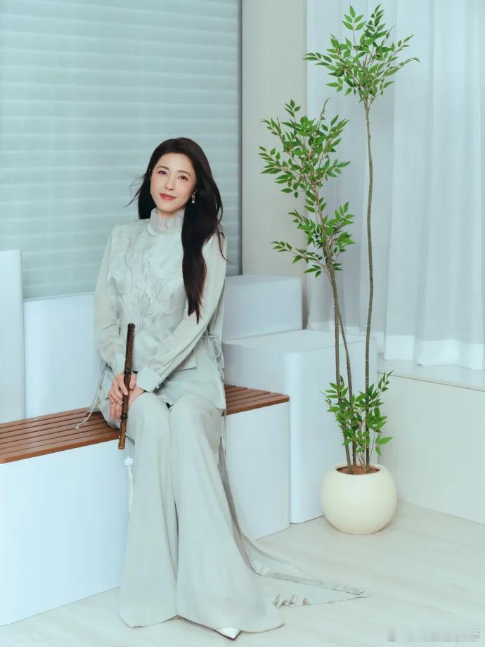 突然懂了什么叫“腹有诗书气自华”。她的眼睛里没有野心和欲望的燃烧，只有灯火阑珊处