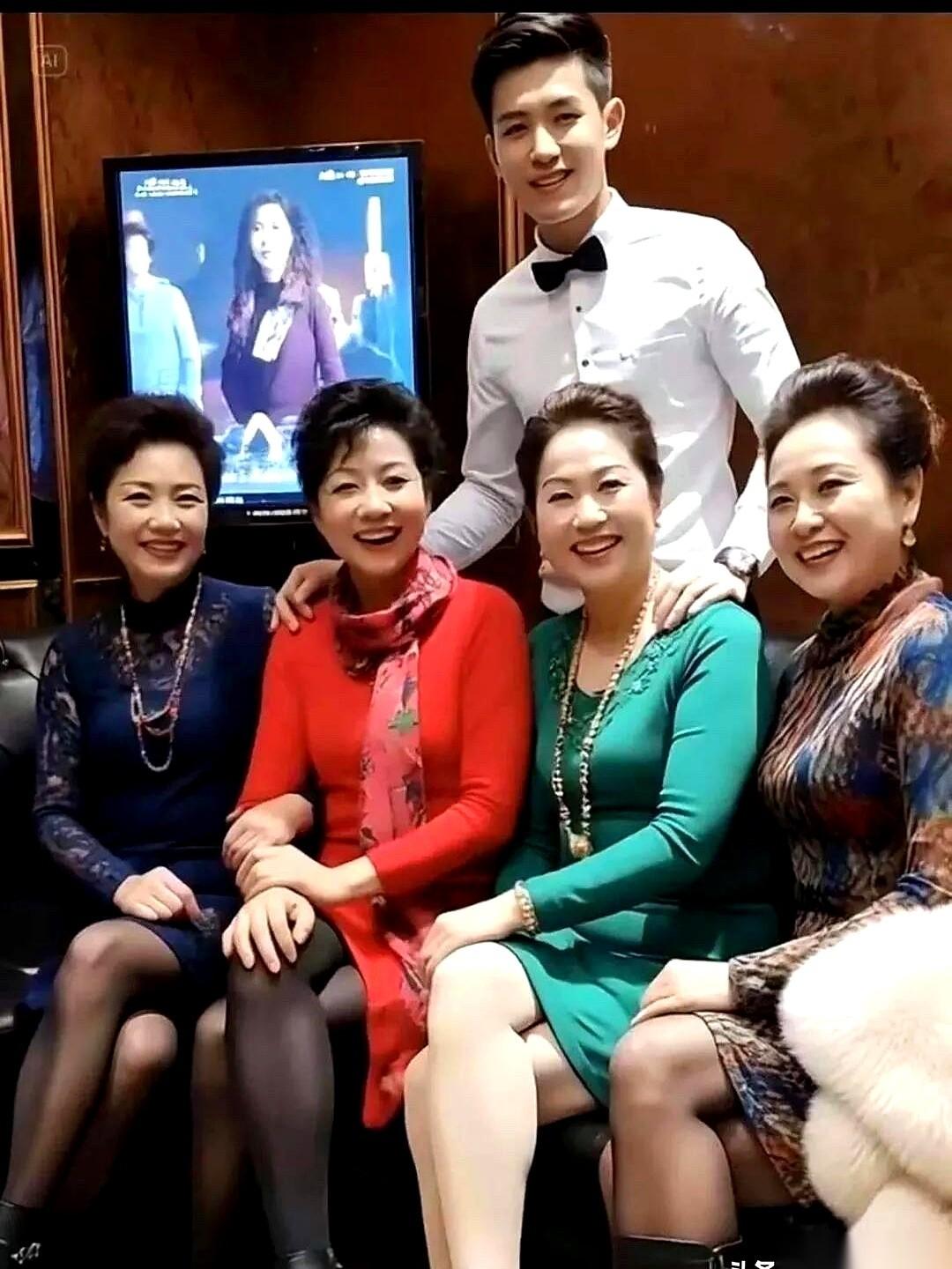 一个女人到了60岁，脸上有没有「苦相」，真的一眼就能看出来。
这跟皱纹没关系，也