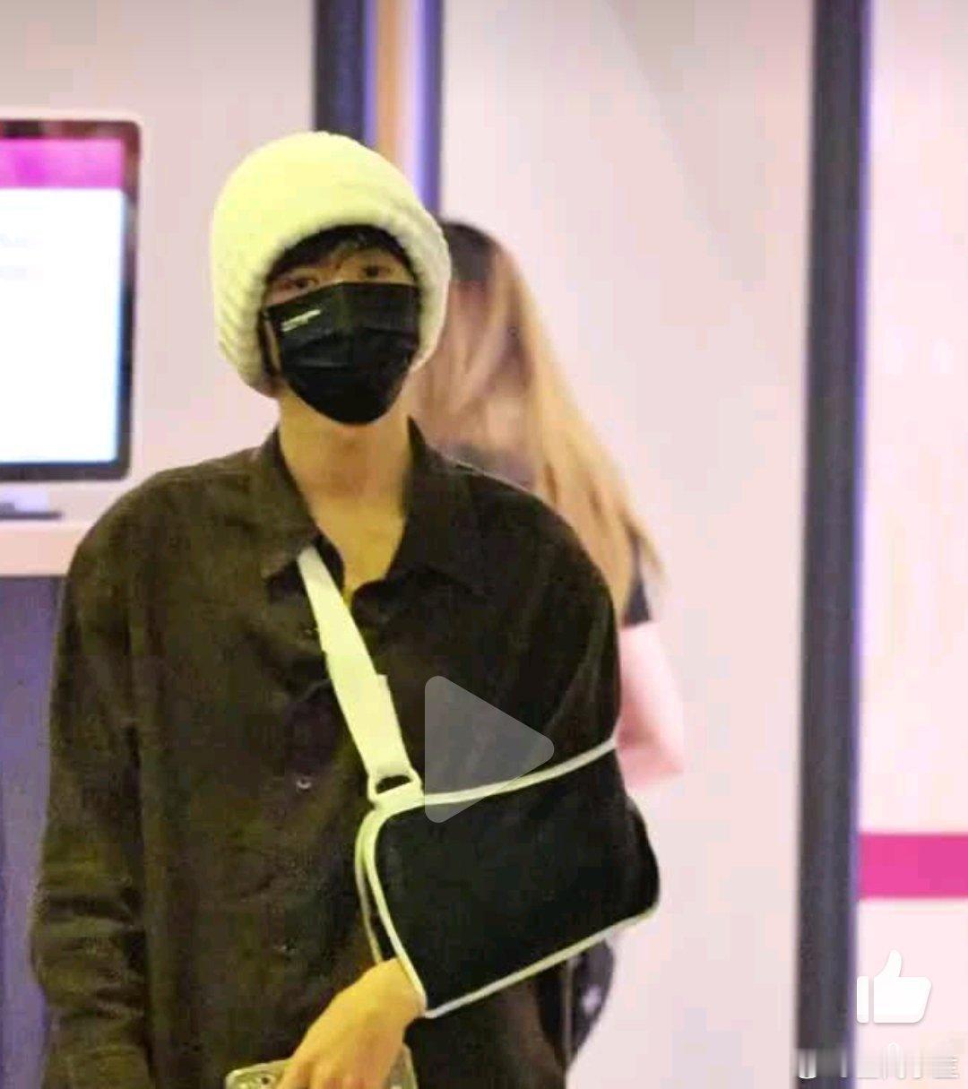 陈哲远术后首次露面还是喜欢帅哥有精神的样子，好好修养吧！骨折还植入了五颗钢钉，带