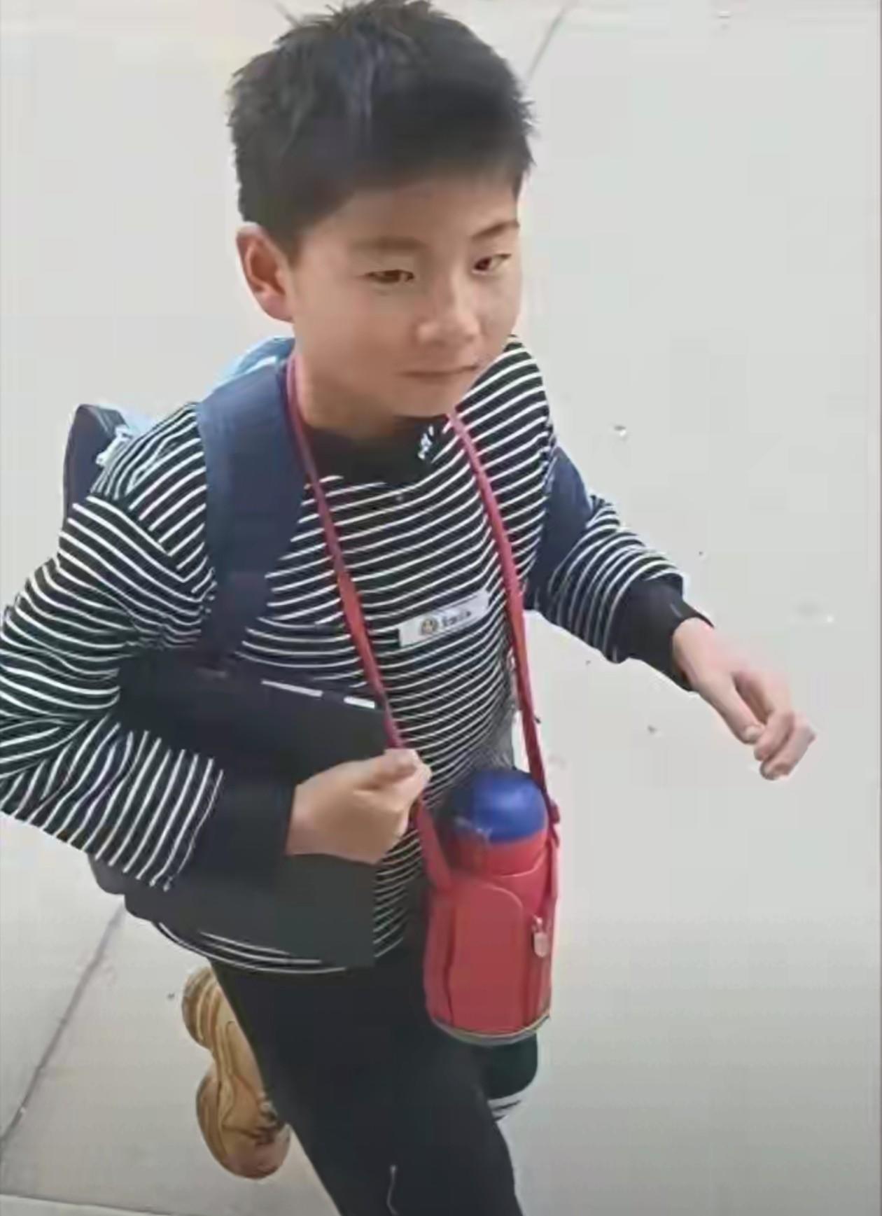 漯河10岁男孩拿饼干后失联

饭菜一锅一锅地热了又凉，桌上那把小椅子一直空着，漯