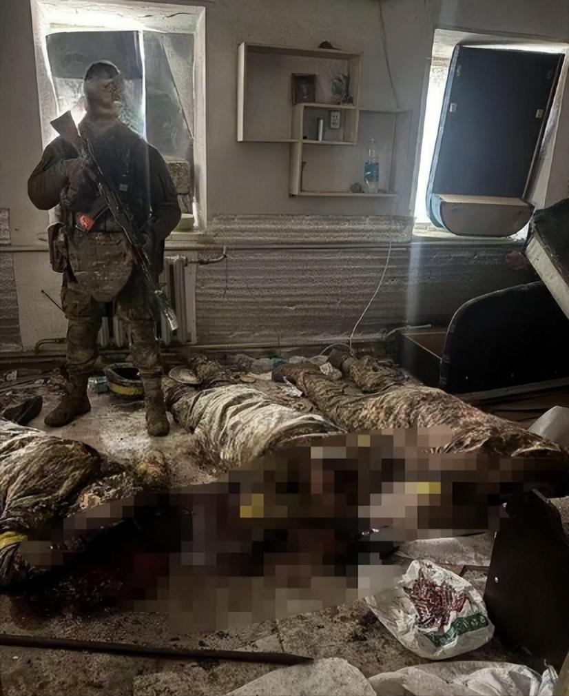 红军城乌军守军死不投降，俄军突击队打红眼了！俄军特种兵当场射杀了3名被俘的乌军士