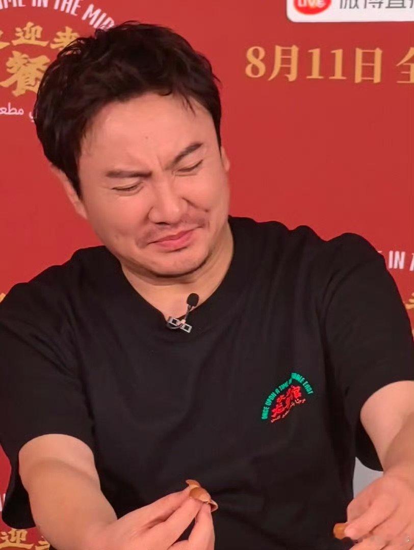 沈腾像极了开会摸鱼的我腾哥静悄悄必定在作妖沈腾这是给自己玩开心了呀哈哈哈哈哈 