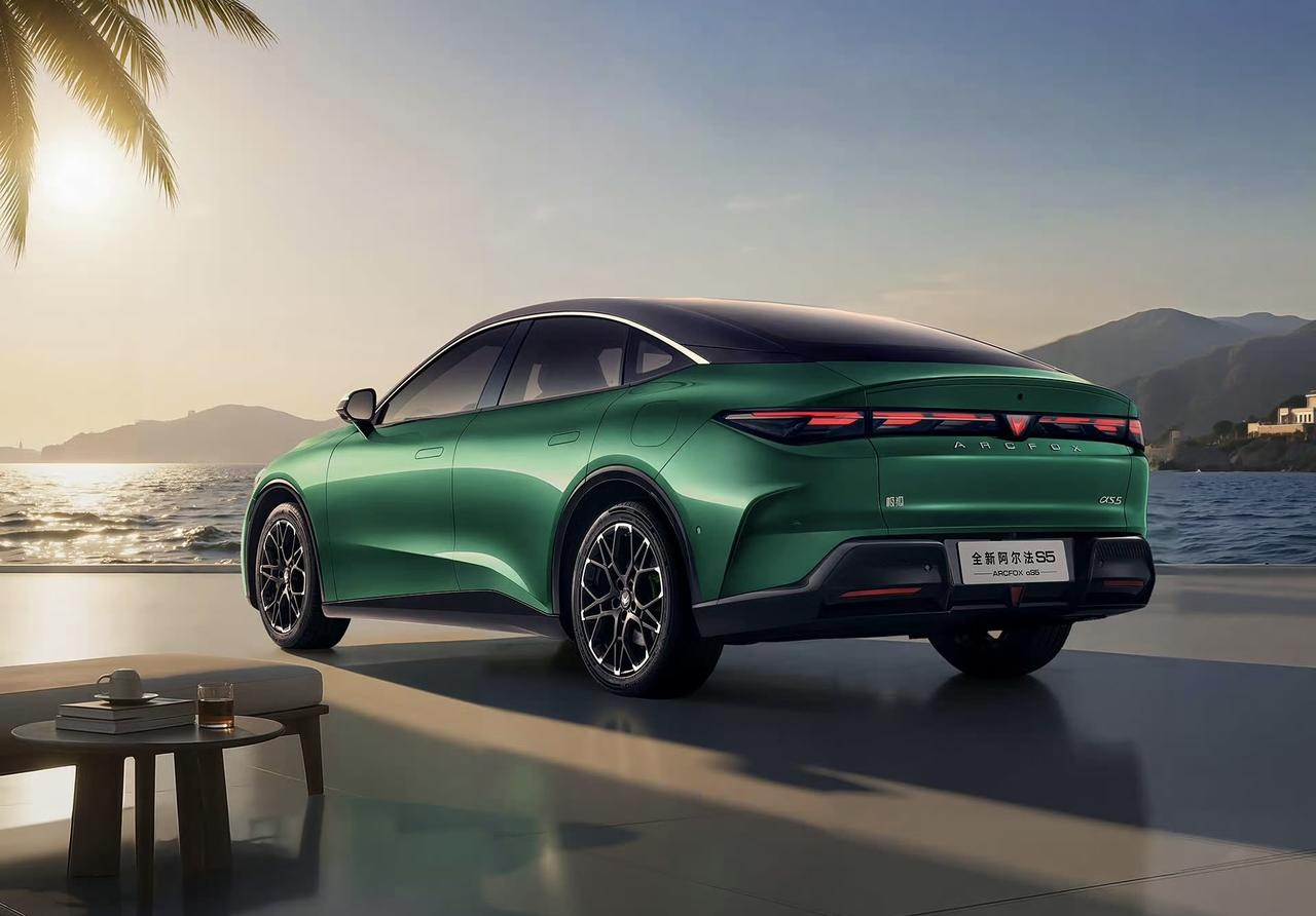 新款极狐阿尔法 S5 官图一出来就吸引了我。这颜值，我觉得挺能打的。它是中型轿车