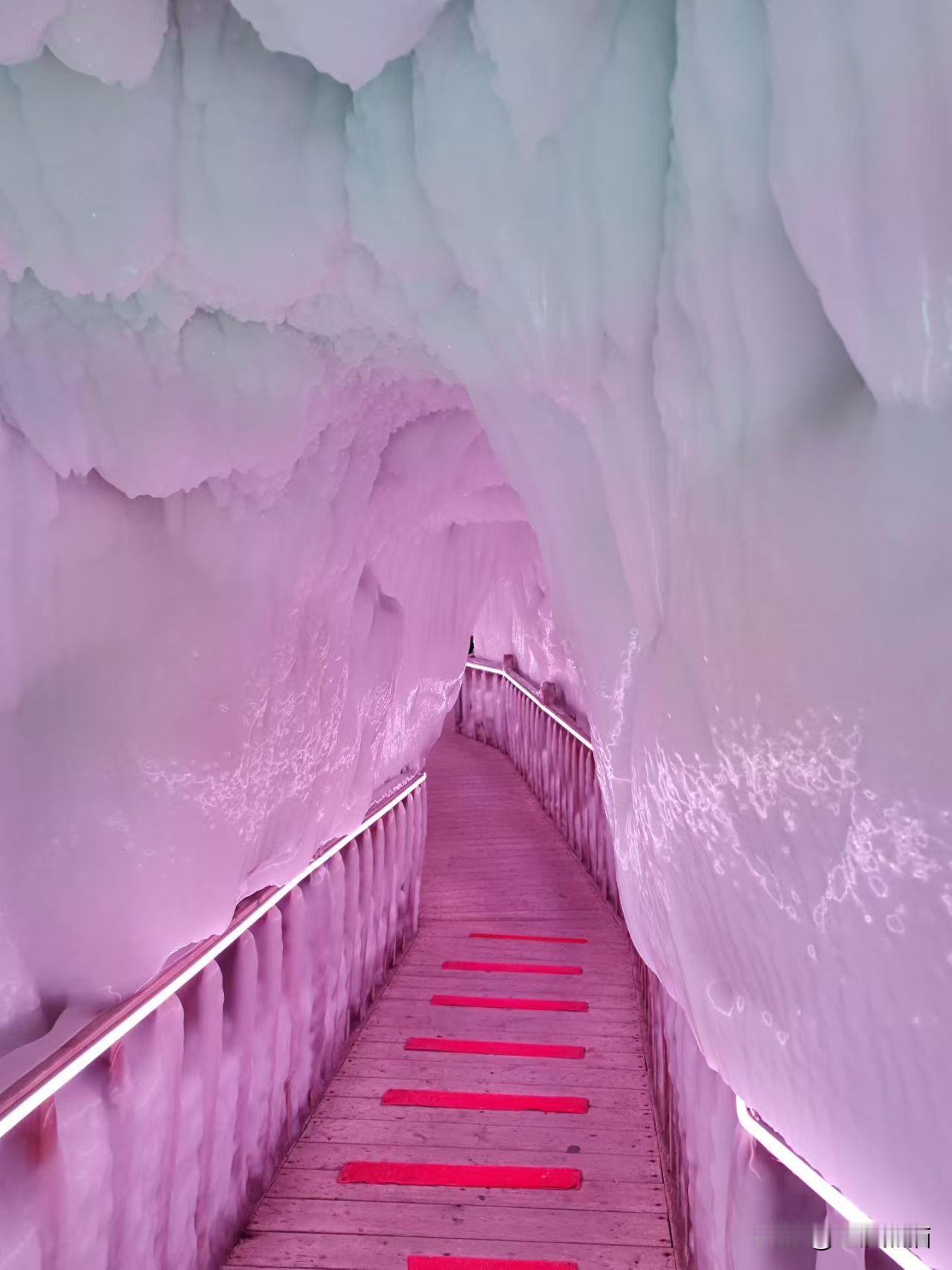 山西游（一）
云丘山冰洞群形成于300万年前，是目前国内最大的天然冰洞群。在里面