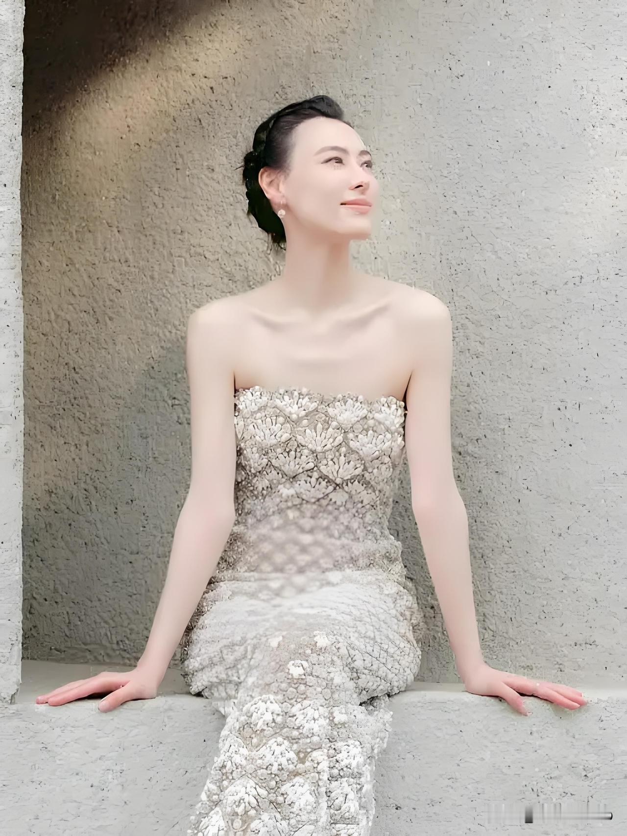 为超级豪门连生三子，却始终也得不到名分。
如今38岁的梁洛施，亲手撕掉“豪门”标