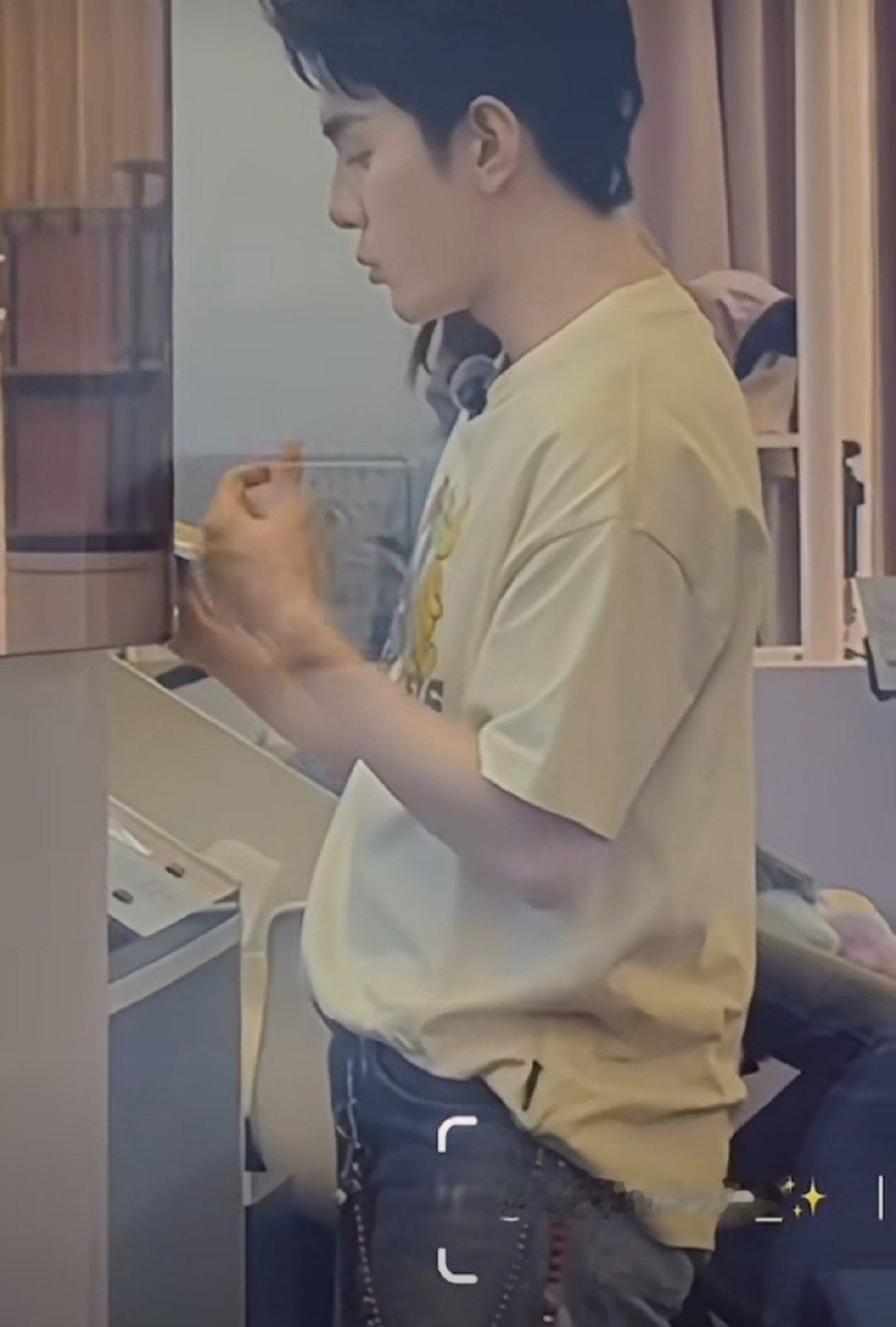 路透里李佳琦学霸模式全开，张予曦毕雯珺在旁边当气氛担当，这综艺不追真的会后悔！张