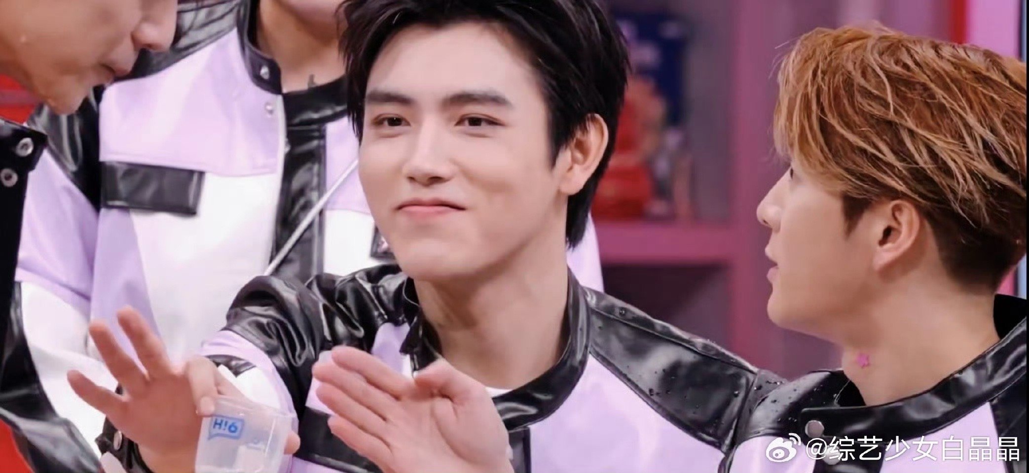 陈飞宇好像做错事的小孩这不知所措的样子，简直是做错事本人了。你好星期六