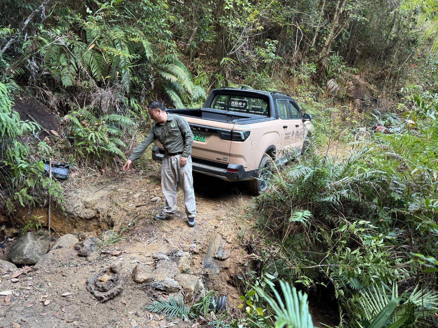 雷达地平线的四驱脱困确实可以，巡护难免要走一些年久失修的烂路，这次我们在后两轮无