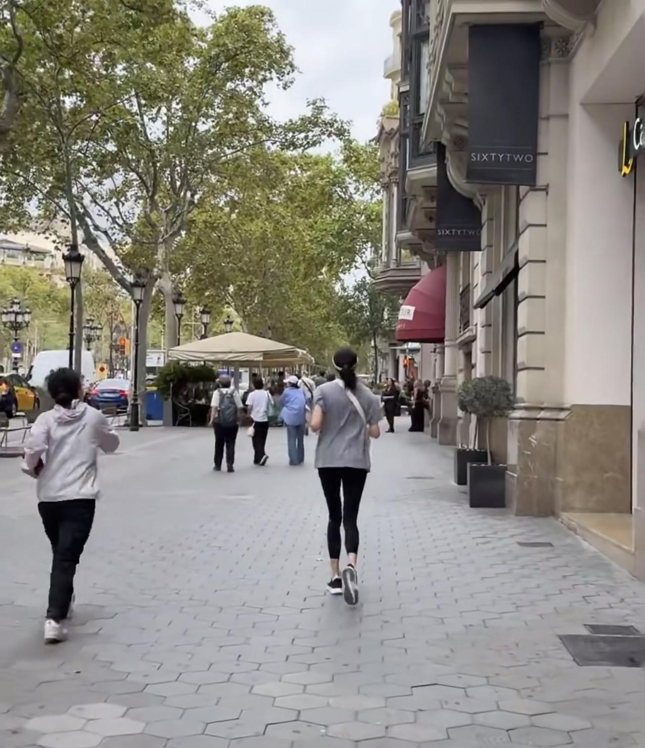 29岁关晓彤独自在国外街头跑步，穿着紧身裤身材太好了，出了很多汗后背都被打湿了。