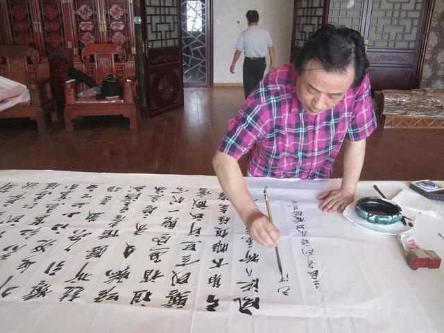 刘福友书法作品字体端庄圆润，用墨轻重有节，运笔刚劲有力，法度自然，翰墨飘香，用笔