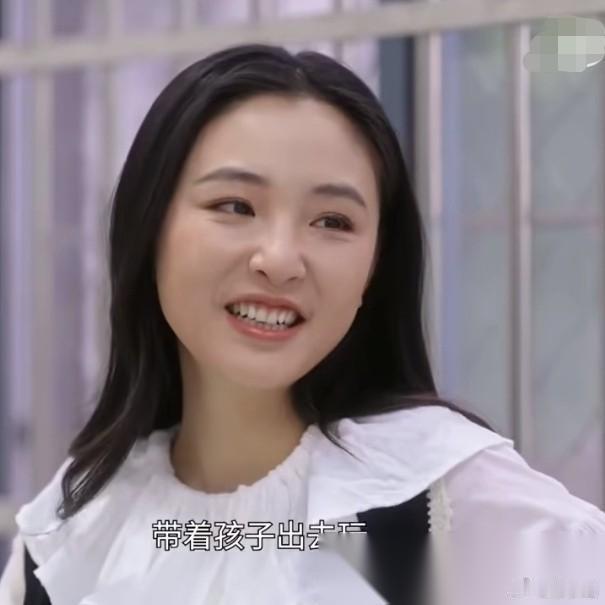主持人问吴倩：“我身边有很多朋友都觉得你复婚了。因为你和孩子的爸爸带着孩子一起玩