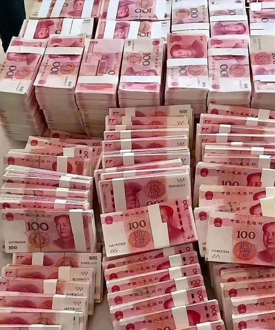 什么是洗钱？举个例子：你明天买张彩票，万一中了500万，按国家规定要扣20%的税