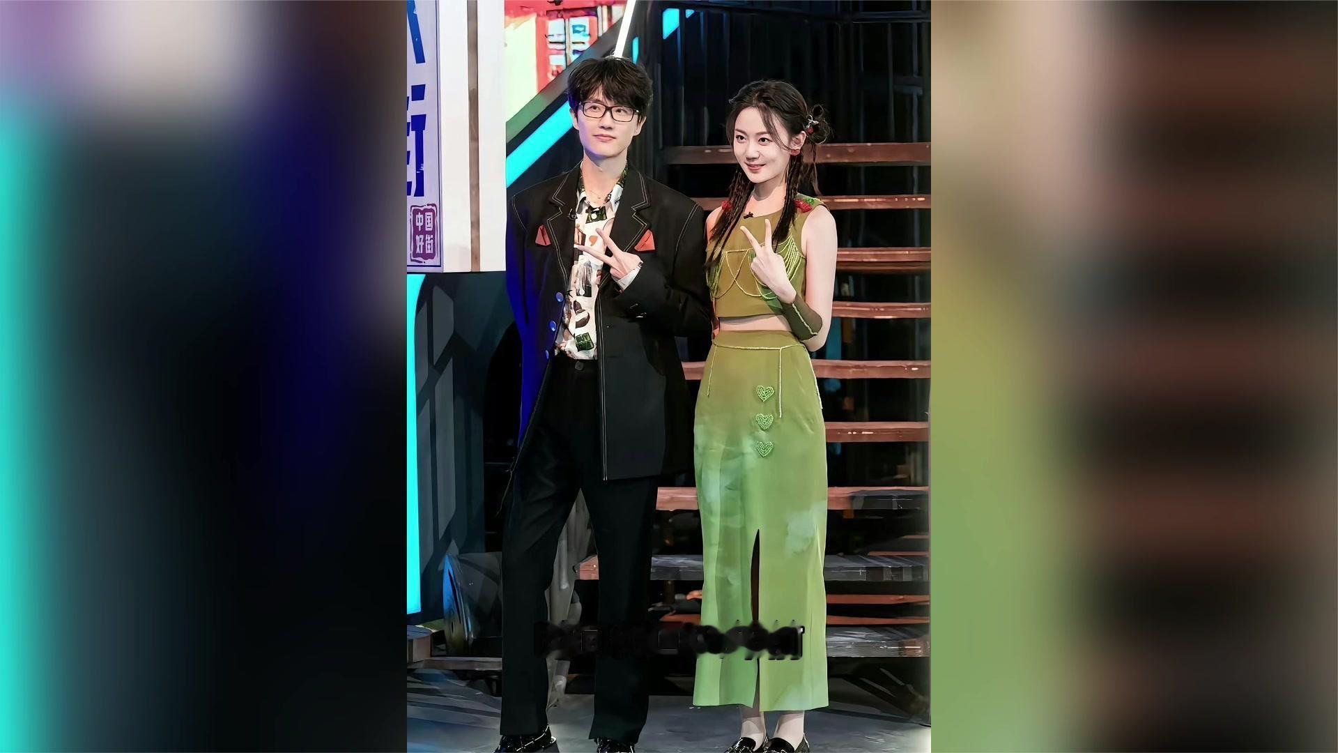 许嵩和冯禧突然官宣结婚，冯禧白色抹胸婚纱，“西太后”价值五万