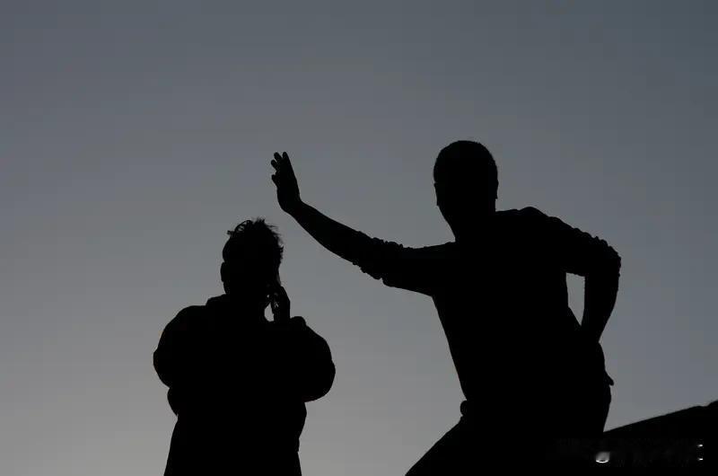 被人故意打，那必须讨个说法啊！这可不是小事。
我有个朋友，之前在商场被人故意撞了