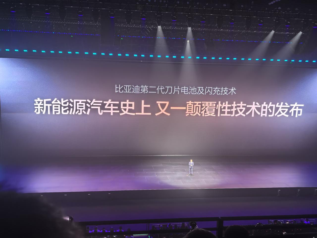 快充伤电池，曾是新能源车主的“头号焦虑”。3月5日，比亚迪在深圳大运中心举办“闪