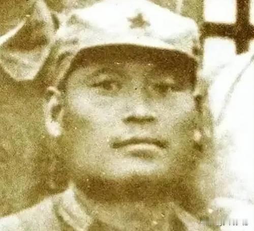 1955年授衔，他主动上报”少将”军阶，组织原定”大校”，最终授衔结果出来，在场