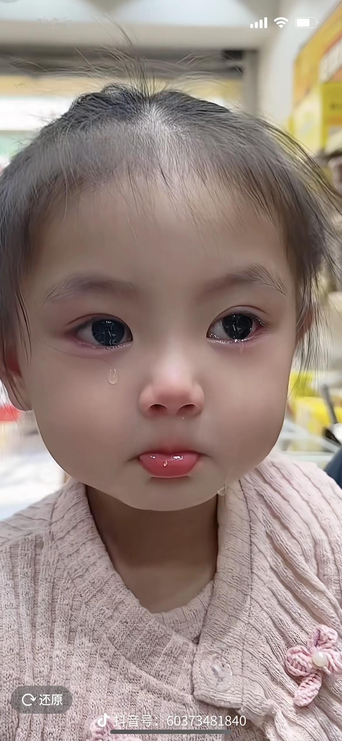 孩童最是纯粹直白，难过便肆意落泪，不加半点掩饰，引起心底满满的童年共鸣。