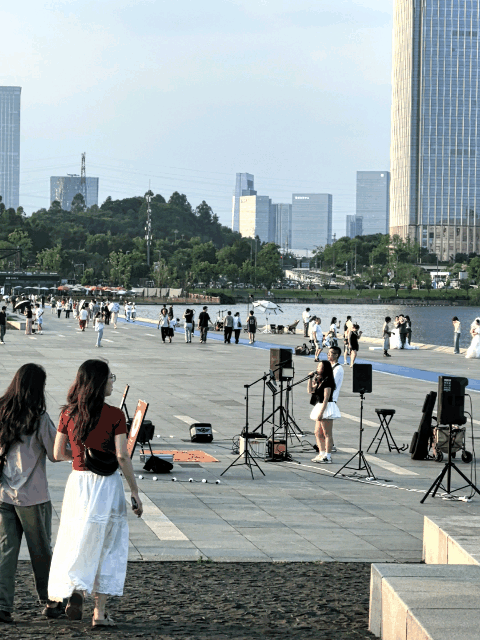 成都人民的周末，成都人民的大海，惬意松弛好去处。 成都·湖滨广场