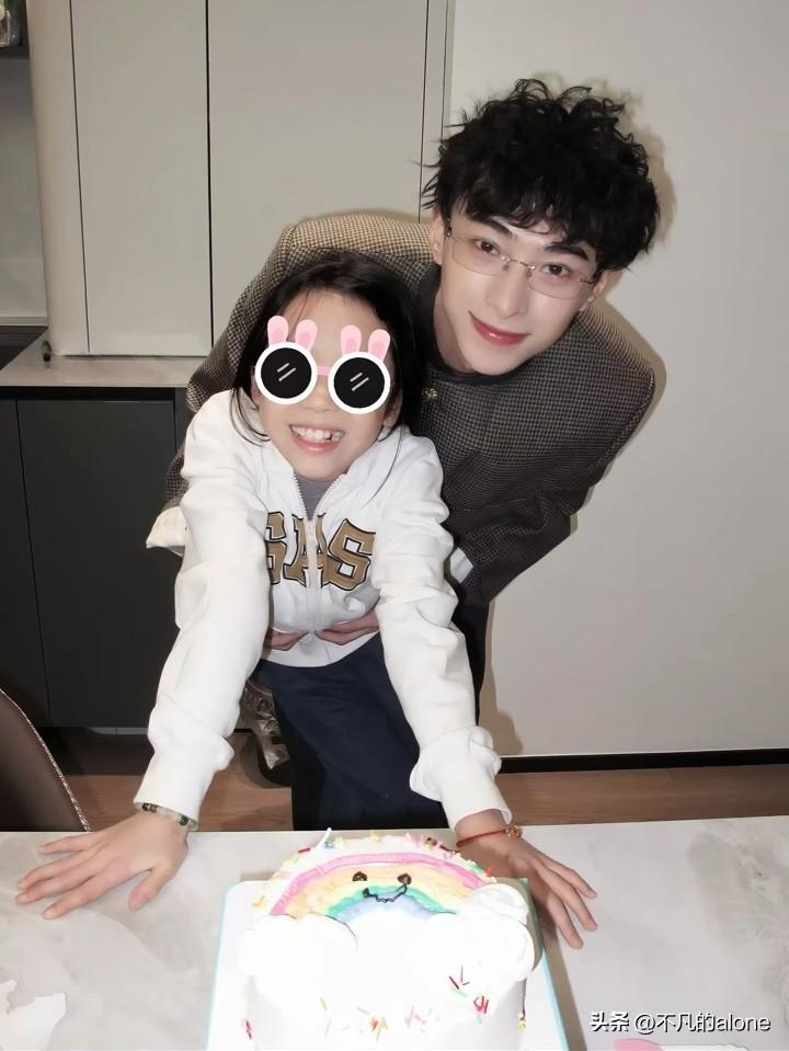 3月16日，伊能静发长文为儿子恩利庆生，妹妹米粒给哥哥准备了生日惊喜，她自己手工