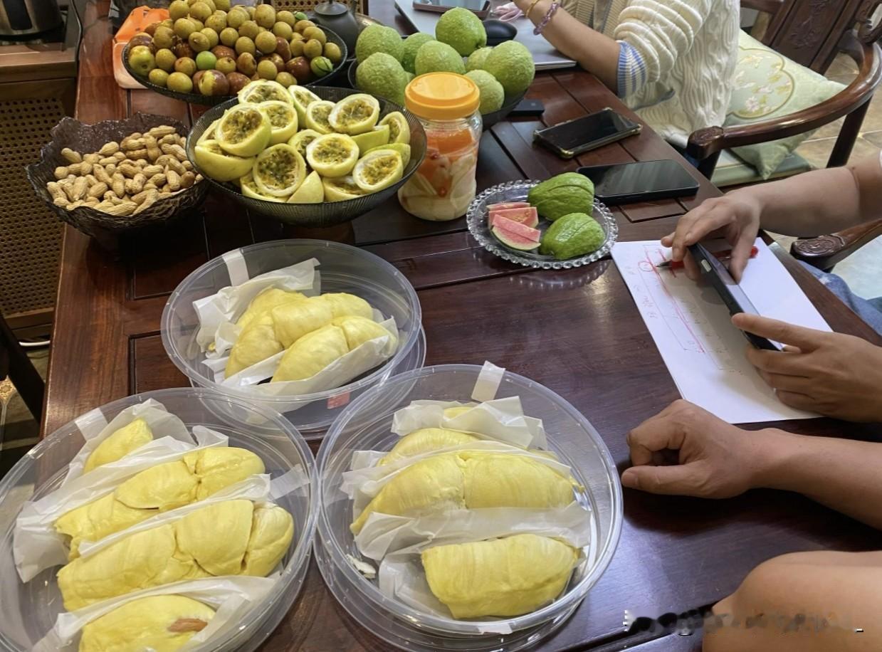 下雨天
这桌子上的含金量谁懂啊
上班的同事都是一帮吃货！