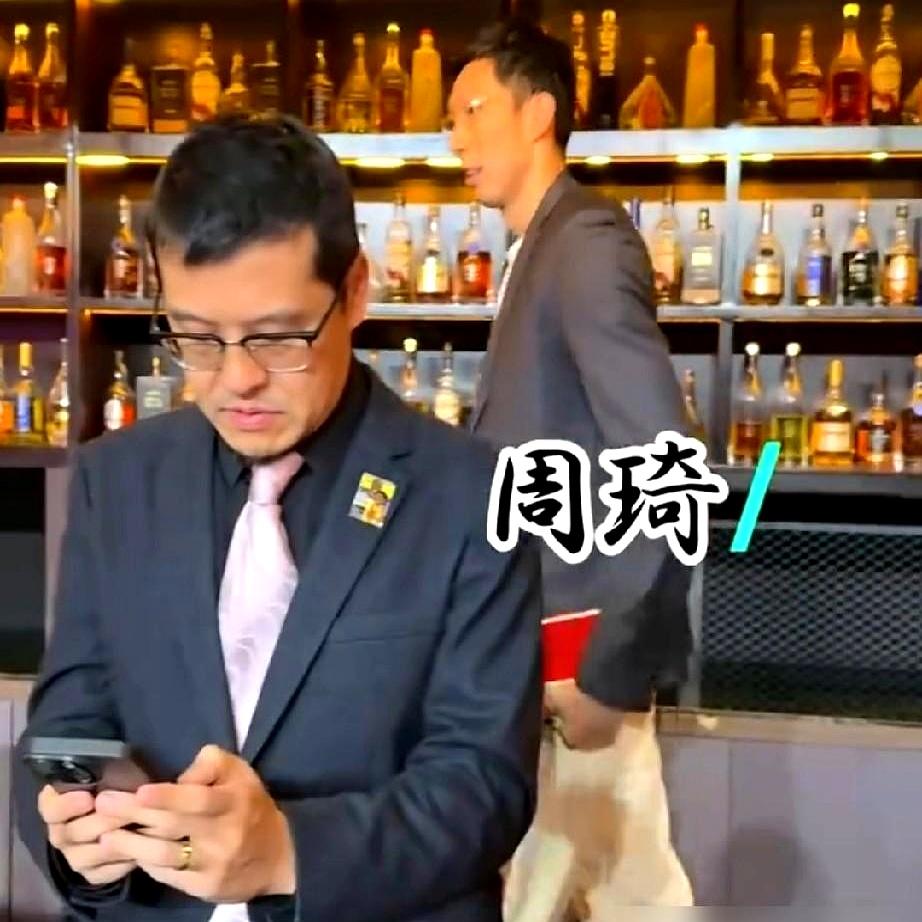 周琦这腰伤，真快成了解说吉祥物了！
3月1号他自己都对着镜头说，恢复“比较漫长