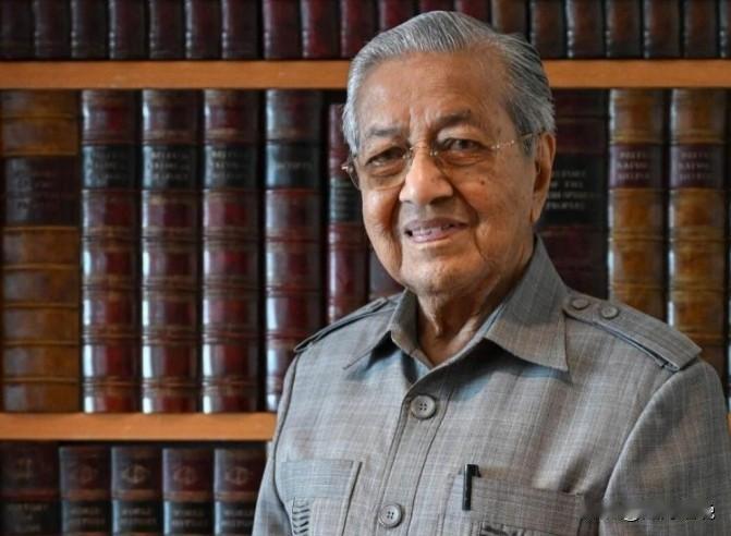 101岁的马哈蒂尔在家中跌倒后入院！老年人最怕摔跤，犹其是这么高寿的老人。

元