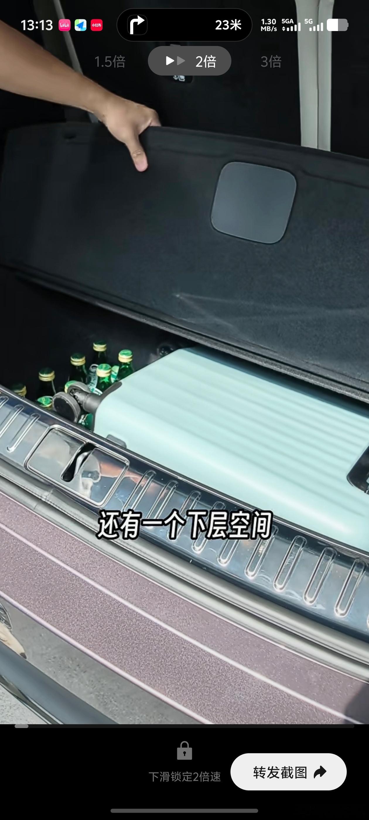 能放下 20 英寸行李箱的前备厢；第三排正常坐人还可以叠 5 个行李箱，还有下层