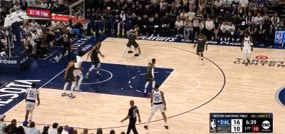 东契奇开局5中5，拿下12分，李凯尔上来后防守东契奇，加上梳理球队进攻，森林狼稳