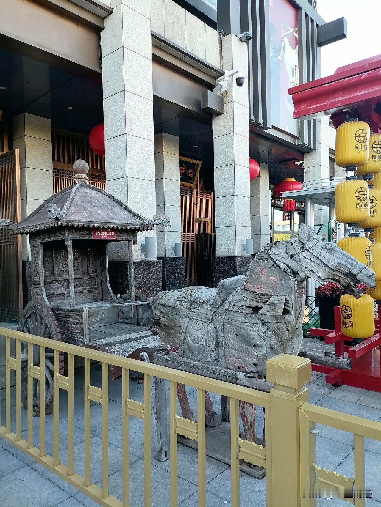 发一张图片，让我猜出你在哪里拍的古道西风瘦马，站于城市场所。这个场面看上去，是不