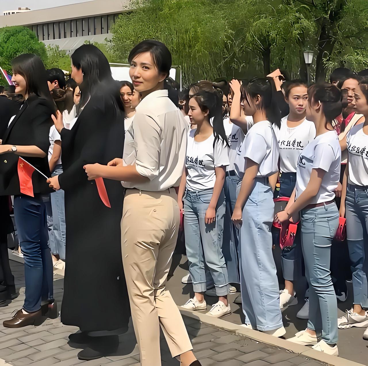 她表面上是演员，娱乐圈的“万人迷”，实则是中央戏剧学院表演系老师，学生桃李满天下