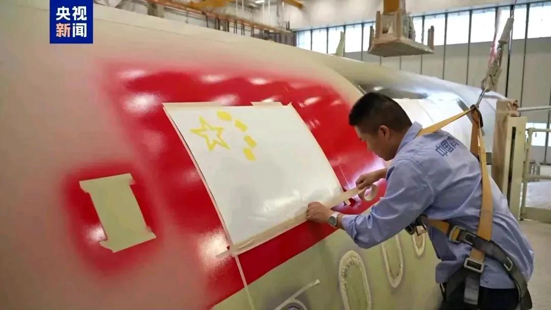C919喷气客机上的五星红旗是这样喷涂上去的！！！
       图片来自央视新