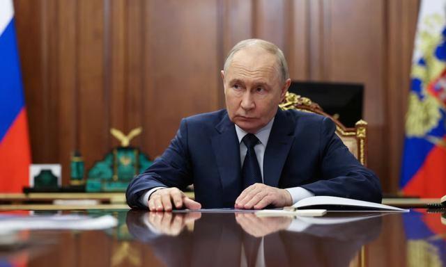 普京怒问经济官员：俄GDP两月收缩1.8%，为何没人敢答？
最近俄罗斯经济出了个