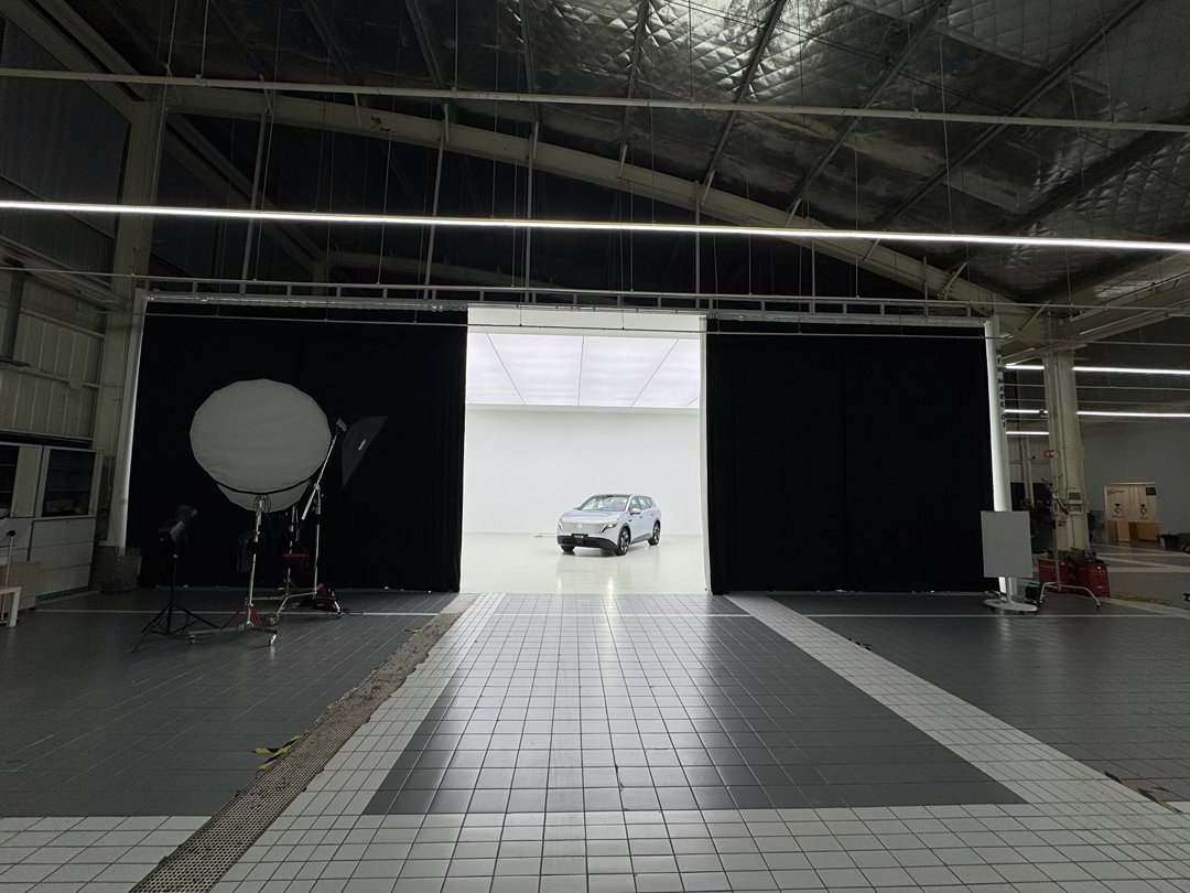 今天影棚里的是东风日产NX8。抓紧拍完，明天开始包场，20号之前白天档期已满。n