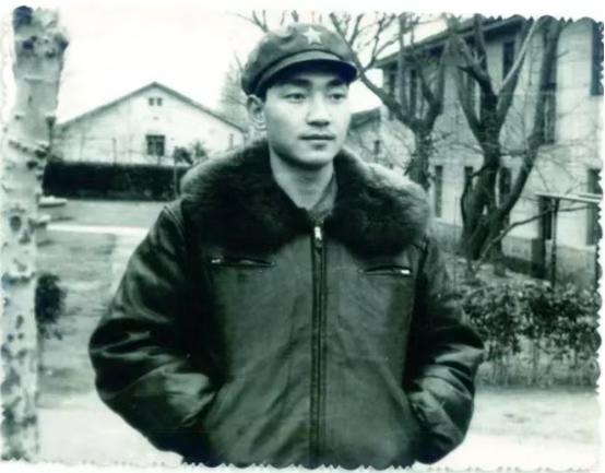 1979年夏天，16岁的李高岭顺利通过招飞，在乡亲羡慕的眼光中离开家乡郏县，来到