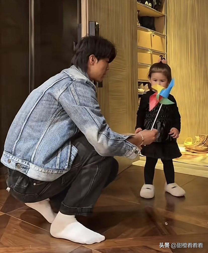 纳迪尔回上海后跟小凯莉一起玩，他无意中问了凯莉一个问题，凯莉的回答让纳迪尔和盈公