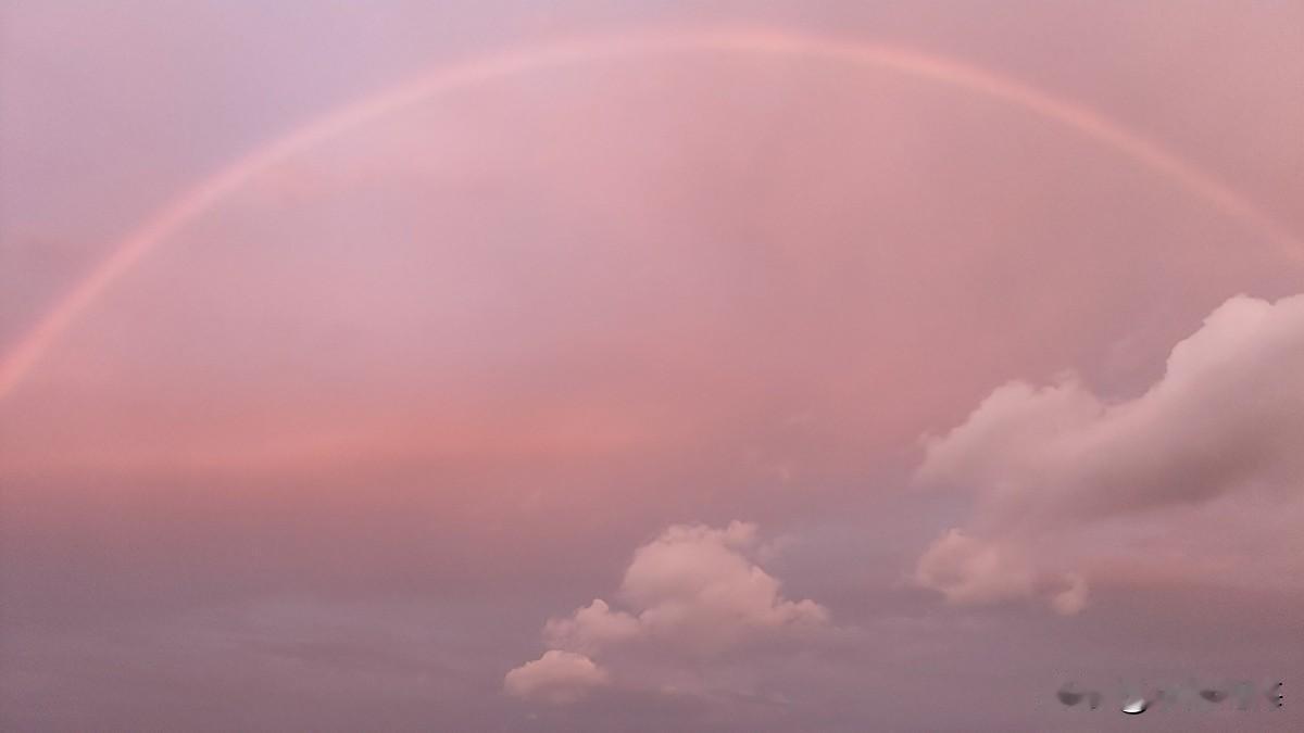 我拍到的落日瞬间 我也超级痴迷于拍摄落日瞬间！以前在学校时，我常常捕捉那绝美日落