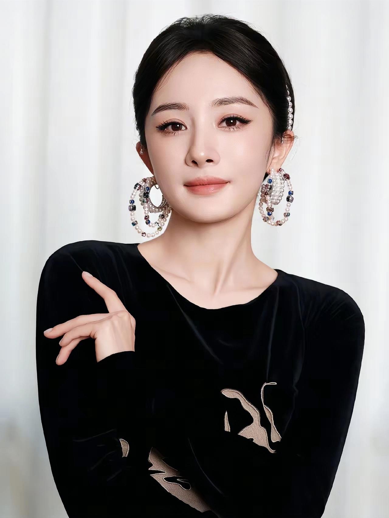 杨幂美了美了！[比心][比心][比心]
杨幂气质美女！[赞][赞][赞]
杨幂魅