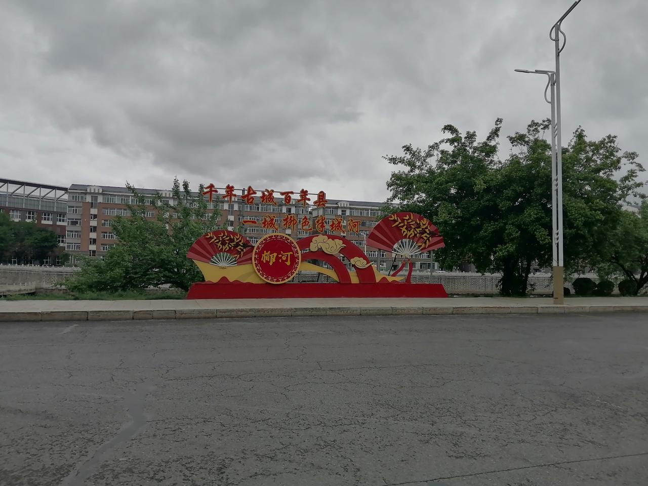 一个人的心很大能装下全世界，
一个人的人又很小，
小到只能装下几个人，
然后再和