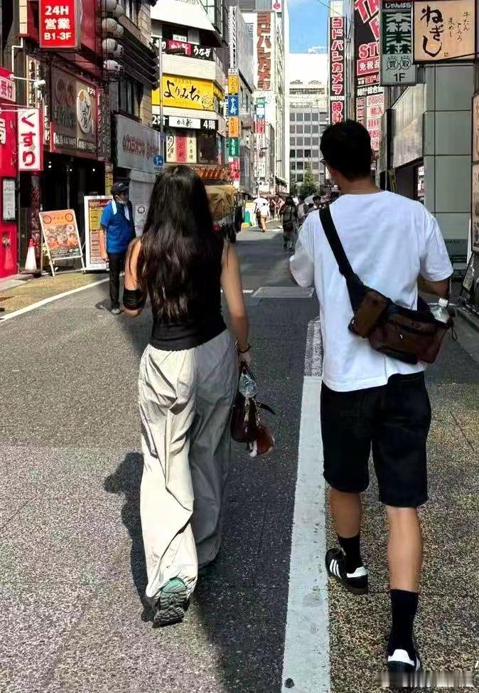 #陈奕迅女儿恋情曝光#近日，陈奕迅的太太徐濠萦在社交网公开了女儿“包包”的背影照