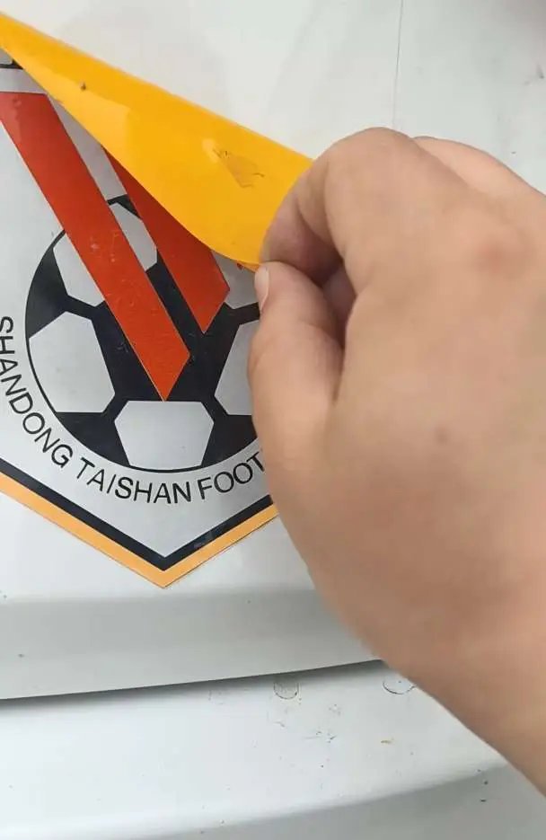 一场惨败过后，陆续有球迷晒出照片或视频，撕掉了贴在车上的泰山队队徽。后劲还在扩大