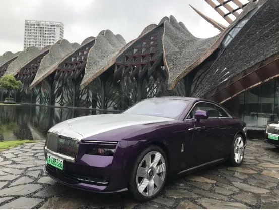 作为劳斯莱斯品牌下的首款超豪华纯电超级轿跑车，劳斯莱斯闪灵不仅是对品牌传统的一次
