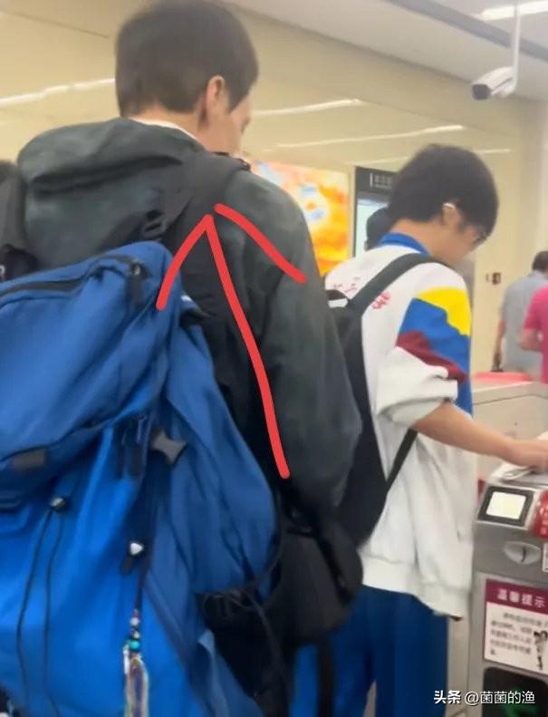 一个外国人，在中国的地铁站，当着工作人员的面，天天逃票。你猜怎么着？没人拦，没人