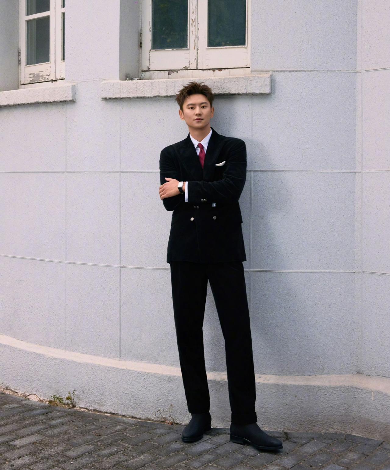 好家伙！宁泽涛不出道真是天理难容啊！

他这是要把泳池变成秀场，腹肌换成西装啊，