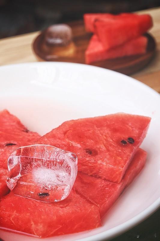 夏日生活打卡季 夏日生活真是丰富多彩！我是妥妥的居家纳凉派。午后，我抱着冰镇西瓜