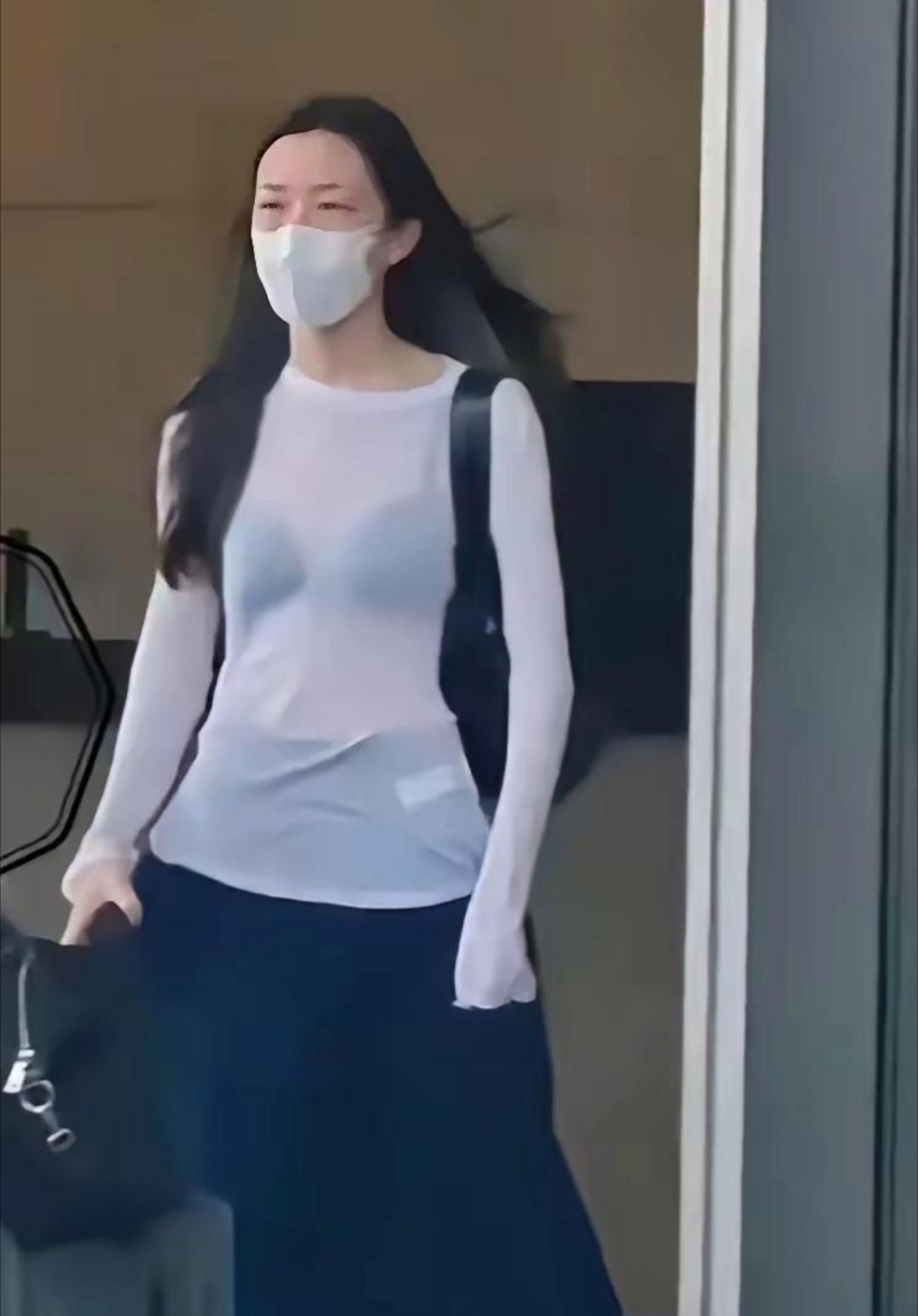 明星家的家庭教育就是不一样没想到王菲居然允许19岁的女儿穿成这样在大街上走？这要