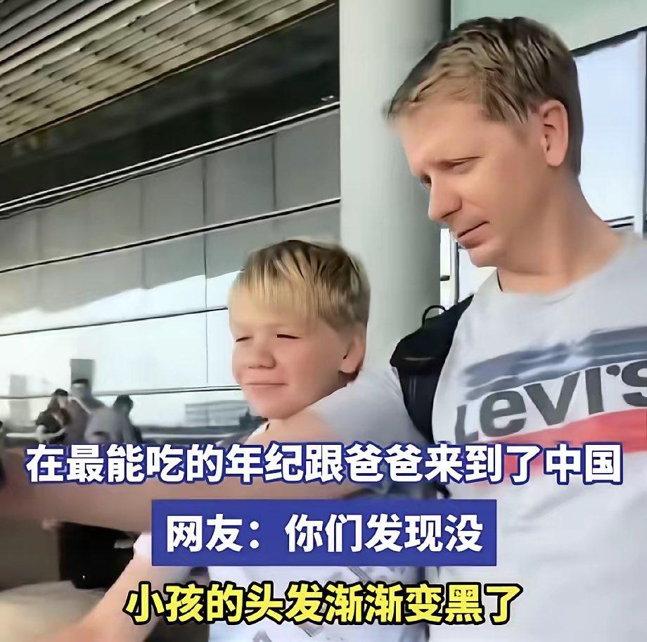 一小孩哥和爸爸从国外来到中国生活，
因为中国的美食太多，
又赶上了只能吃的年纪，