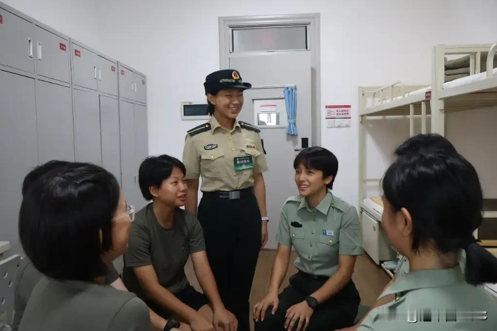 国防科大49天新训vs地方高校14天走过场，大学军训的差距比你想的大。

同一批