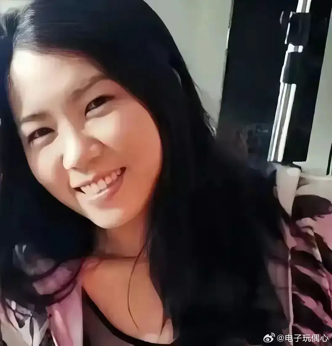 黎明现任老婆陈泳仪 比黎明小19岁，贤惠 一看就是安心过日子的女人 