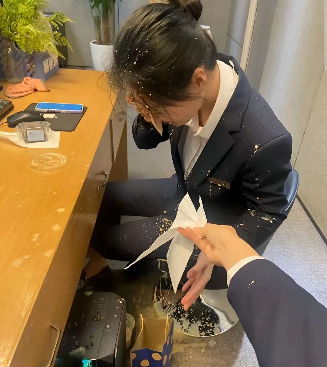 请自己喜欢的女同事喝杯奶茶，没想到炸了她一脸，怎么办[二哈][二哈] ​​​